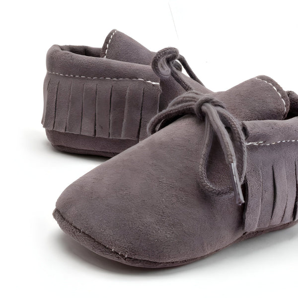 Mocassins gris pour bébé avec lacets et franges. Chaussures souples et confortables pour les premiers pas., 45286838894773,45286838927541,45286838960309,45286838993077,45286839025845,45286839058613,45286839091381,45286839124149,45286839156917,45286839189685,45286839222453,45286839255221,45286839287989,45286839320757,45286839353525,45286839386293,45286839419061,45286839451829,45286839484597,45286839517365,45286839550133,45286839582901,45286839615669,45286839648437,45286839681205,45286839713973,4528683974