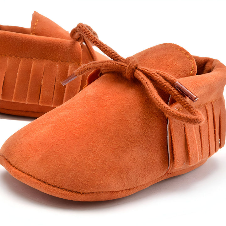 Mocassins orange pour bébé avec franges et lacets en daim. Chaussures confortables et élégantes pour les premiers pas. Mode enfantine tendance., 45286838894773,45286838927541,45286838960309,45286838993077,45286839025845,45286839058613,45286839091381,45286839124149,45286839156917,45286839189685,45286839222453,45286839255221,45286839287989,45286839320757,45286839353525,45286839386293,45286839419061,45286839451829,45286839484597,45286839517365,45286839550133,45286839582901,45286839615669,45286839648437,4
