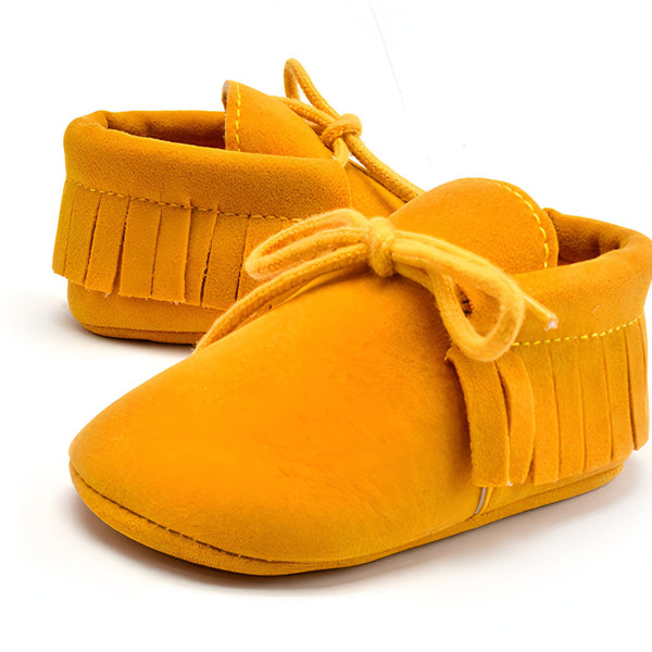 Mocassins bébé jaunes en suède avec des franges et des lacets. Chaussures souples pour les premiers pas de bébé. Idéal pour un cadeau de naissance., 45286838894773,45286838927541,45286838960309,45286838993077,45286839025845,45286839058613,45286839091381,45286839124149,45286839156917,45286839189685,45286839222453,45286839255221,45286839287989,45286839320757,45286839353525,45286839386293,45286839419061,45286839451829,45286839484597,45286839517365,45286839550133,45286839582901,45286839615669,4528683964