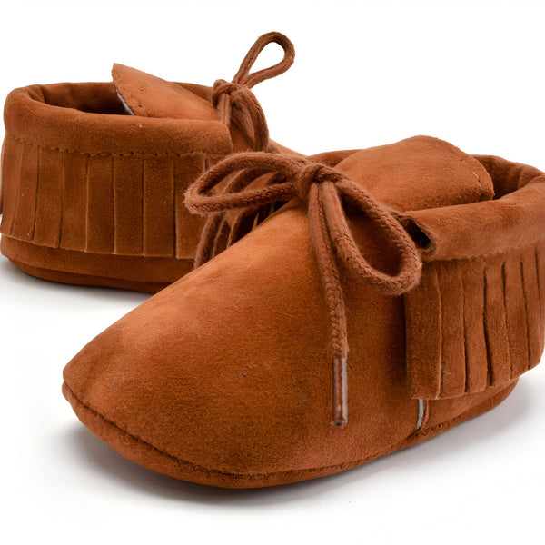 Mocassins pour bébé en daim marron avec franges et lacets, style indien. Chaussures souples et confortables pour les premiers pas. Idéal comme cadeau de naissance., 45286838894773,45286838927541,45286838960309,45286838993077,45286839025845,45286839058613,45286839091381,45286839124149,45286839156917,45286839189685,45286839222453,45286839255221,45286839287989,45286839320757,45286839353525,45286839386293,45286839419061,45286839451829,45286839484597,45286839517365,45286839550133,45286839582901,452868396156