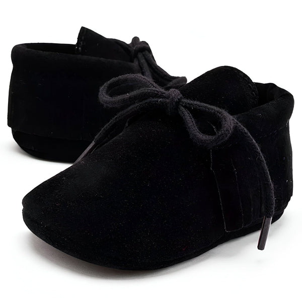 Mocassins bébé noirs en daim avec lacets et franges. Chaussures souples et confortables pour les premiers pas., 45286838894773,45286838927541,45286838960309,45286838993077,45286839025845,45286839058613,45286839091381,45286839124149,45286839156917,45286839189685,45286839222453,45286839255221,45286839287989,45286839320757,45286839353525,45286839386293,45286839419061,45286839451829,45286839484597,45286839517365,45286839550133,45286839582901,45286839615669,45286839648437,45286839681205,45286839713973,452868