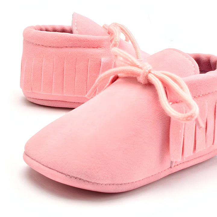 Chaussons bébé roses en daim avec franges et lacets, style mocassins. Chaussures mignonnes pour nourrissons, confortables et tendance., 45286838894773,45286838927541,45286838960309,45286838993077,45286839025845,45286839058613,45286839091381,45286839124149,45286839156917,45286839189685,45286839222453,45286839255221,45286839287989,45286839320757,45286839353525,45286839386293,45286839419061,45286839451829,45286839484597,45286839517365,45286839550133,45286839582901,45286839615669,45286839648437,452868396812