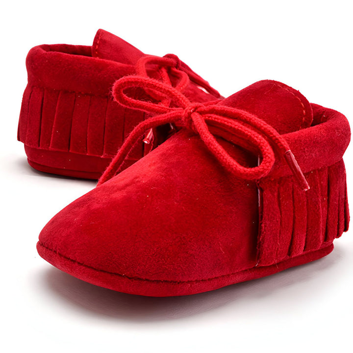 Paire de mocassins pour bébé rouges en suédine avec franges et lacets noués. Chaussons confortables et élégants pour les premiers pas., 45286838894773,45286838927541,45286838960309,45286838993077,45286839025845,45286839058613,45286839091381,45286839124149,45286839156917,45286839189685,45286839222453,45286839255221,45286839287989,45286839320757,45286839353525,45286839386293,45286839419061,45286839451829,45286839484597,45286839517365,45286839550133,45286839582901,45286839615669,45286839648437,45286839