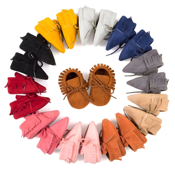 Image de vue aérienne de chaussons pour bébé en daim disposés en cercle autour d'une paire marron au centre. Les chaussons sont de différentes couleurs : jaune, gris, bleu marine, gris, beige, orange, rose, rouge et noir., 45286838894773,45286838927541,45286838960309,45286838993077,45286839025845,45286839058613,45286839091381,45286839124149,45286839156917,45286839189685,45286839222453,45286839255221,45286839287989,45286839320757,45286839353525,45286839386293,45286839419061,45286839451829,452868394845