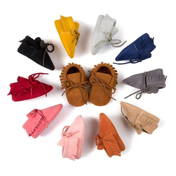 Divers mocassins pour bébé en cuir souple disposés en cercle. Chaussures colorées avec des franges et des lacets décoratifs. Mode pour enfant, accessoires pour nouveau-né., 45286838894773,45286838927541,45286838960309,45286838993077,45286839025845,45286839058613,45286839091381,45286839124149,45286839156917,45286839189685,45286839222453,45286839255221,45286839287989,45286839320757,45286839353525,45286839386293,45286839419061,45286839451829,45286839484597,45286839517365,45286839550133,45286839582901,4