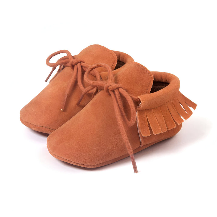 Mocassins pour bébé en daim marron clair avec franges et lacets. Chaussures souples et confortables pour les premiers pas., 45286838894773,45286838927541,45286838960309,45286838993077,45286839025845,45286839058613,45286839091381,45286839124149,45286839156917,45286839189685,45286839222453,45286839255221,45286839287989,45286839320757,45286839353525,45286839386293,45286839419061,45286839451829,45286839484597,45286839517365,45286839550133,45286839582901,45286839615669,45286839648437,45286839681205,452868397