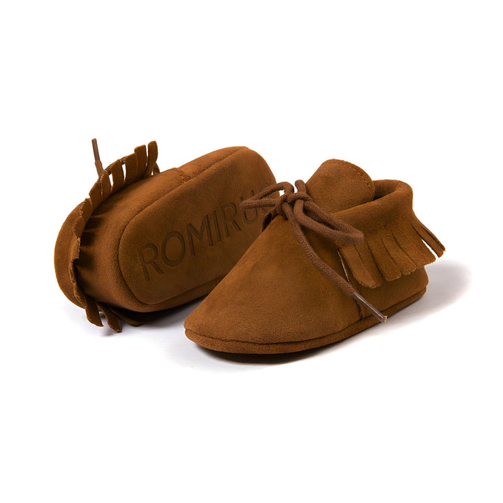 Mocassins bébé en daim marron avec franges et lacets. Semelle marquée "ROMIRO". Chaussures enfant en cuir souple., 45286838894773,45286838927541,45286838960309,45286838993077,45286839025845,45286839058613,45286839091381,45286839124149,45286839156917,45286839189685,45286839222453,45286839255221,45286839287989,45286839320757,45286839353525,45286839386293,45286839419061,45286839451829,45286839484597,45286839517365,45286839550133,45286839582901,45286839615669,45286839648437,45286839681205,45286839713973,45