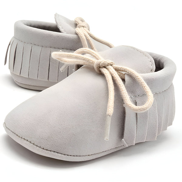 Mocassins bébé gris clair avec lacets et franges. Chaussures souples pour nourrissons, confortables et mignonnes., 45286838894773,45286838927541,45286838960309,45286838993077,45286839025845,45286839058613,45286839091381,45286839124149,45286839156917,45286839189685,45286839222453,45286839255221,45286839287989,45286839320757,45286839353525,45286839386293,45286839419061,45286839451829,45286839484597,45286839517365,45286839550133,45286839582901,45286839615669,45286839648437,45286839681205,45286839713973,452