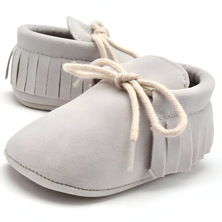 Mocassins bébé gris clair avec lacets et franges. Chaussures souples pour nourrissons, confortables et mignonnes., 45286838894773,45286838927541,45286838960309,45286838993077,45286839025845,45286839058613,45286839091381,45286839124149,45286839156917,45286839189685,45286839222453,45286839255221,45286839287989,45286839320757,45286839353525,45286839386293,45286839419061,45286839451829,45286839484597,45286839517365,45286839550133,45286839582901,45286839615669,45286839648437,45286839681205,45286839713973,452