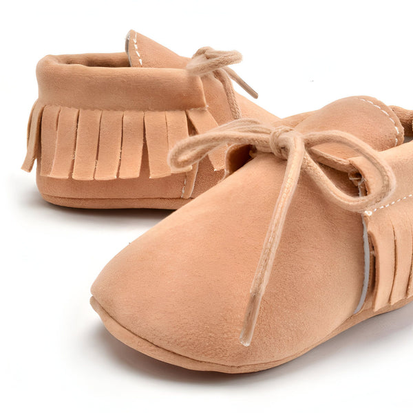 Chaussons pour bébé en suède beige avec des franges et des lacets. Chaussures de style mocassin pour enfant., 45286838894773,45286838927541,45286838960309,45286838993077,45286839025845,45286839058613,45286839091381,45286839124149,45286839156917,45286839189685,45286839222453,45286839255221,45286839287989,45286839320757,45286839353525,45286839386293,45286839419061,45286839451829,45286839484597,45286839517365,45286839550133,45286839582901,45286839615669,45286839648437,45286839681205,45286839713973,4528683