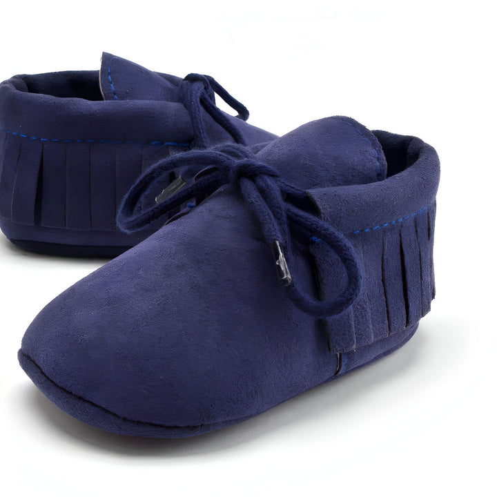 Mocassins pour bébé bleus en daim avec franges et lacets. Chaussures souples idéales pour les premiers pas. Confort et style pour les tout-petits., 45286838894773,45286838927541,45286838960309,45286838993077,45286839025845,45286839058613,45286839091381,45286839124149,45286839156917,45286839189685,45286839222453,45286839255221,45286839287989,45286839320757,45286839353525,45286839386293,45286839419061,45286839451829,45286839484597,45286839517365,45286839550133,45286839582901,45286839615669,45286839648437