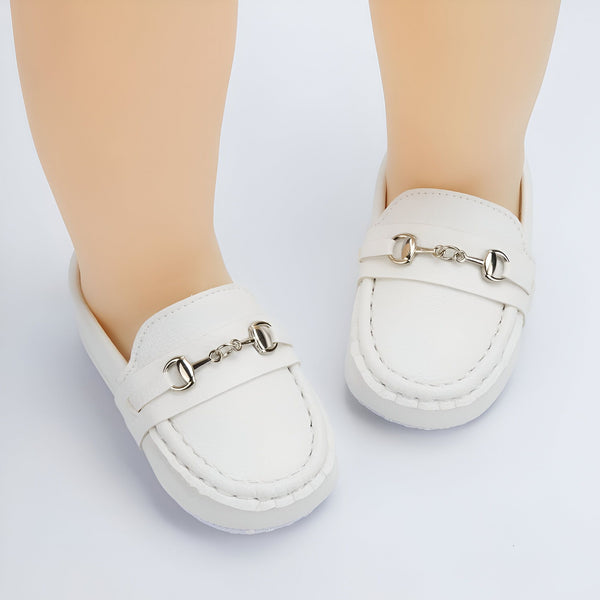 Chaussures de bébé blanches de style mocassin avec détail de mors de cheval en métal argenté. Chaussures élégantes pour bébé. Mode bébé chic., 45286993789109,45286993821877,45286993854645,45286993887413,45286993920181,45286993952949,45286993985717,45286994018485,45286994051253