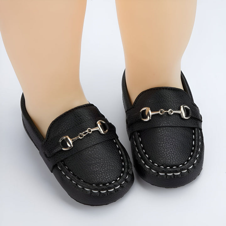 Mocassins noirs pour bébé, avec garniture argentée en forme de mors de cheval. Chaussures élégantes et confortables pour les petits pieds., 45286993789109,45286993821877,45286993854645,45286993887413,45286993920181,45286993952949,45286993985717,45286994018485,45286994051253