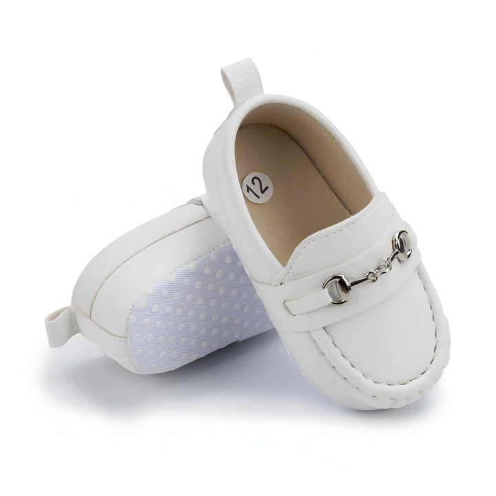 Mocassins blancs pour bébé avec bride décorative en métal. Chaussures élégantes de taille 12 pour nouveau-né. Semelle antidérapante à pois., 45286993789109,45286993821877,45286993854645,45286993887413,45286993920181,45286993952949,45286993985717,45286994018485,45286994051253