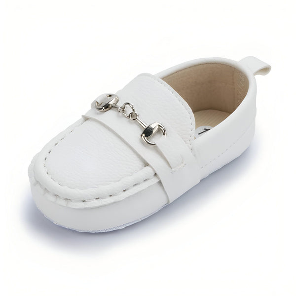 Mocassin blanc pour bébé avec ornement de mors de cheval argenté. Chaussure élégante pour nouveau-né. Mode infantile, accessoires pour bébé., 45286993789109,45286993821877,45286993854645,45286993887413,45286993920181,45286993952949,45286993985717,45286994018485,45286994051253