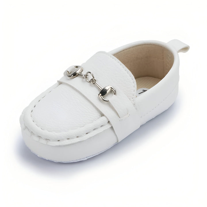 Mocassin blanc pour bébé avec ornement de mors de cheval argenté. Chaussure élégante pour nouveau-né. Mode infantile, accessoires pour bébé., 45286993789109,45286993821877,45286993854645,45286993887413,45286993920181,45286993952949,45286993985717,45286994018485,45286994051253