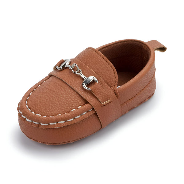 Mocassin bébé marron avec mors en métal argenté. Chaussure élégante et confortable pour les premiers pas de bébé. Détails de couture blanche. Accessoire de mode adorable pour enfant., 45286993789109,45286993821877,45286993854645,45286993887413,45286993920181,45286993952949,45286993985717,45286994018485,45286994051253