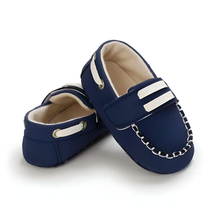 Chaussures de bébé bleu marine avec des détails blancs. Mocassins pour bébés, souples et confortables. Idéal pour les premiers pas., 45286948929717,45286948962485,45286948995253,45286949028021,45286949060789,45286949093557,45286949126325,45286949159093,45286949191861
