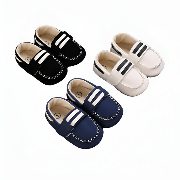 Trois paires de mocassins pour bébés : noirs, blancs et bleus marine. Chaussures à enfiler avec deux rayures sur le dessus et bordures cousues., 45286948929717,45286948962485,45286948995253,45286949028021,45286949060789,45286949093557,45286949126325,45286949159093,45286949191861