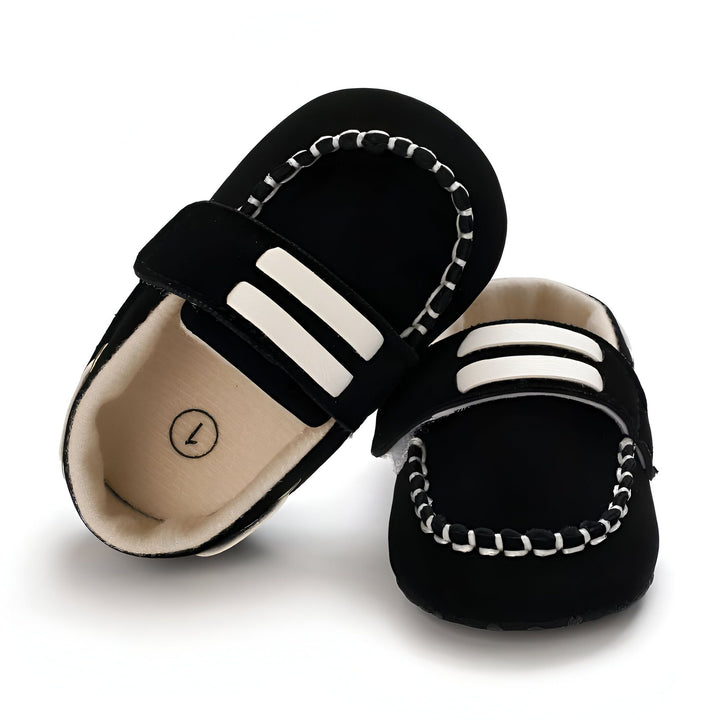 Chaussures de bébé noires et blanches avec fermeture velcro. Mocassins doux et confortables pour les premiers pas. Taille 7 indiquée sur la semelle intérieure. Parfaites pour les nourrissons., 45286948929717,45286948962485,45286948995253,45286949028021,45286949060789,45286949093557,45286949126325,45286949159093,45286949191861