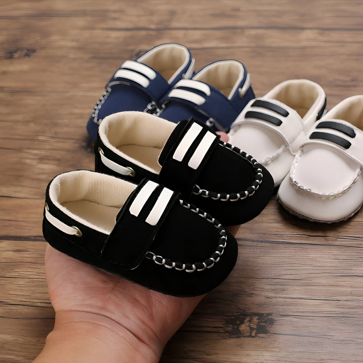Chaussures de bébé mocassins en noir, blanc et bleu marine. Chaussures à semelle souple, idéales pour les premiers pas. Chaussures décontractées pour bébé garçon ou fille., 45286948929717,45286948962485,45286948995253,45286949028021,45286949060789,45286949093557,45286949126325,45286949159093,45286949191861