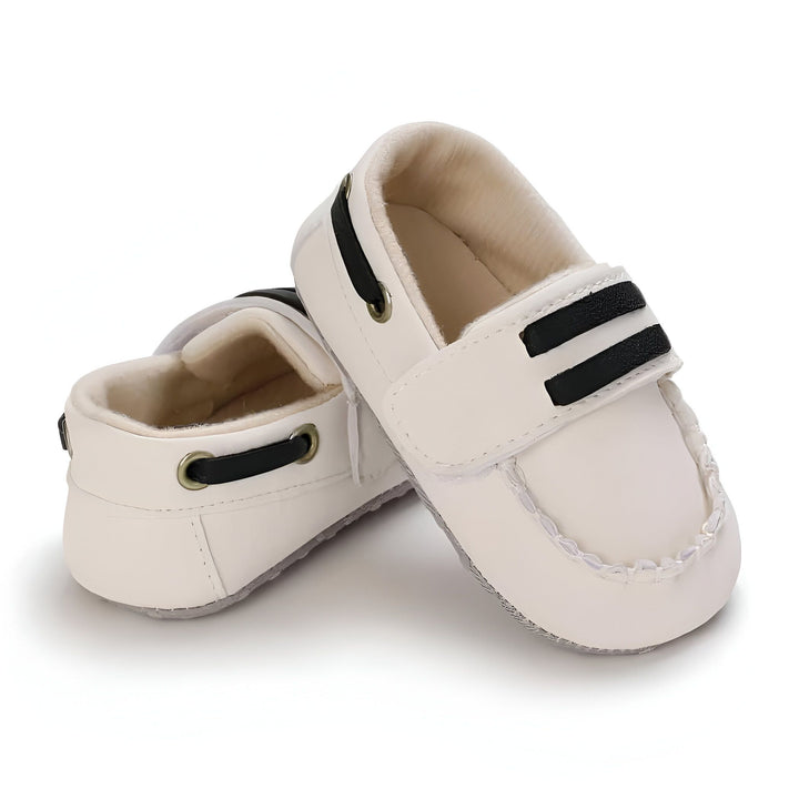 Mocassins blancs pour bébé avec détails noirs et fermeture velcro. Chaussures douces et confortables pour les premiers pas de bébé., 45286948929717,45286948962485,45286948995253,45286949028021,45286949060789,45286949093557,45286949126325,45286949159093,45286949191861