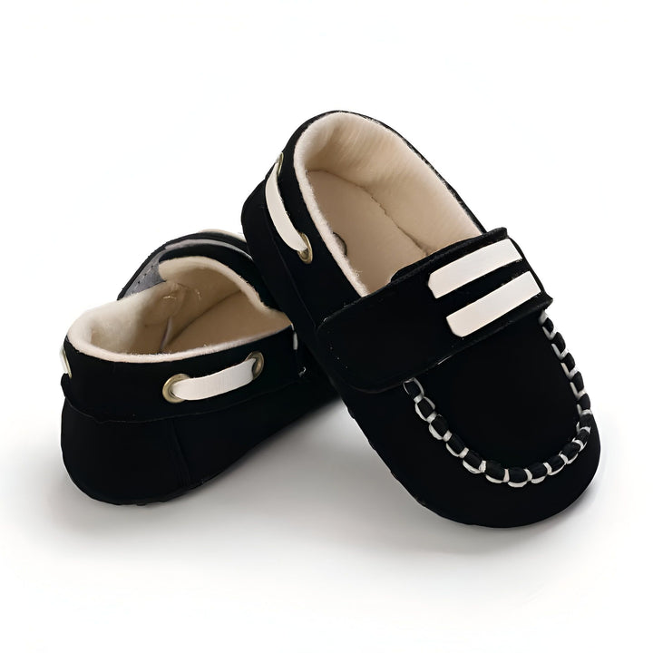 Mocassins pour bébé noirs et blancs. Chaussures souples avec fermeture velcro et détails nautiques. Idéal pour les premiers pas de bébé., 45286948929717,45286948962485,45286948995253,45286949028021,45286949060789,45286949093557,45286949126325,45286949159093,45286949191861