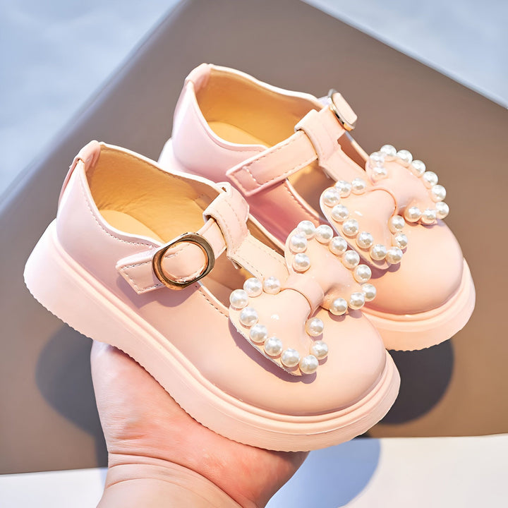 Paire de chaussures pour enfants rose pâle vernies, avec une bride à boucle dorée et un nœud orné de perles blanches. Chaussures élégantes pour filles., 45287050772661,45287050805429,45287050838197,45287050870965,45287050903733,45287050936501,45287050969269,45287051002037,45287051034805,45287051067573,45287051100341,45287051133109,45287051165877,45287051198645,45287051231413,45287051264181,45287051296949,45287051329717,45287051362485,45287051395253,45287051428021,45287051460789,45287051493557,45287