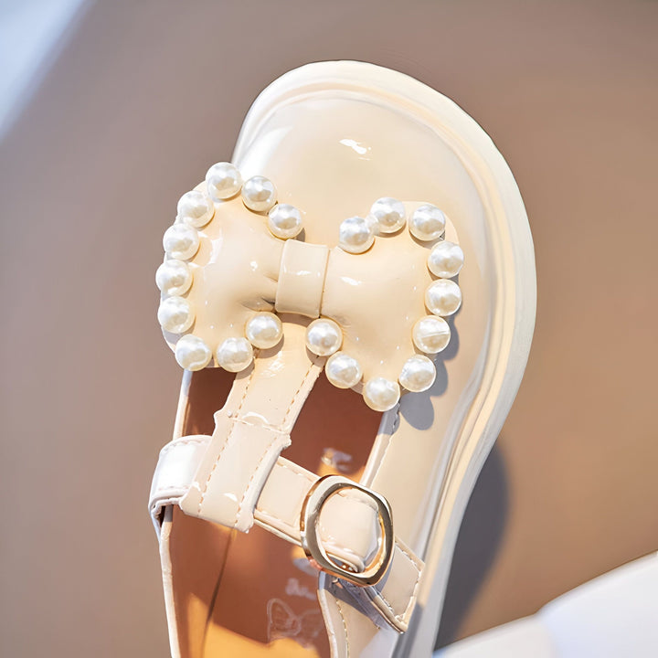 Chaussure vernie crème pour enfant, ornée d'un nœud papillon décoré de perles, avec une bride à boucle dorée. Chaussure de cérémonie, élégante et confortable., 45287050772661,45287050805429,45287050838197,45287050870965,45287050903733,45287050936501,45287050969269,45287051002037,45287051034805,45287051067573,45287051100341,45287051133109,45287051165877,45287051198645,45287051231413,45287051264181,45287051296949,45287051329717,45287051362485,45287051395253,45287051428021,45287051460789,452870514