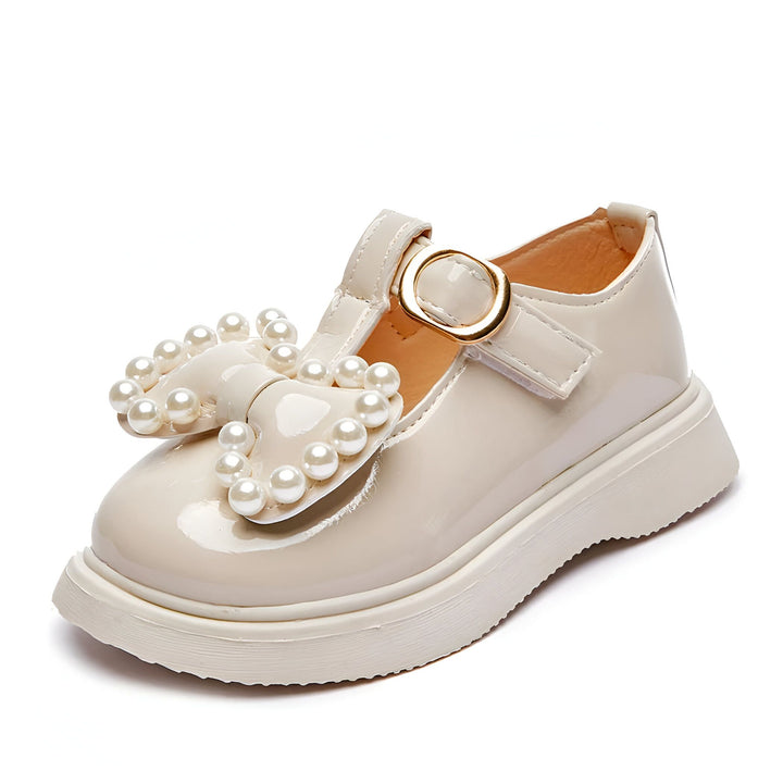 Chaussure vernie pour fille, couleur crème. Elle présente un nœud décoratif orné de perles, une boucle dorée sur le côté et une semelle épaisse. Idéale pour une occasion spéciale ou un look élégant au quotidien., 45287050772661,45287050805429,45287050838197,45287050870965,45287050903733,45287050936501,45287050969269,45287051002037,45287051034805,45287051067573,45287051100341,45287051133109,45287051165877,45287051198645,45287051231413,45287051264181,45287051296949,45287051329717,45287051362485