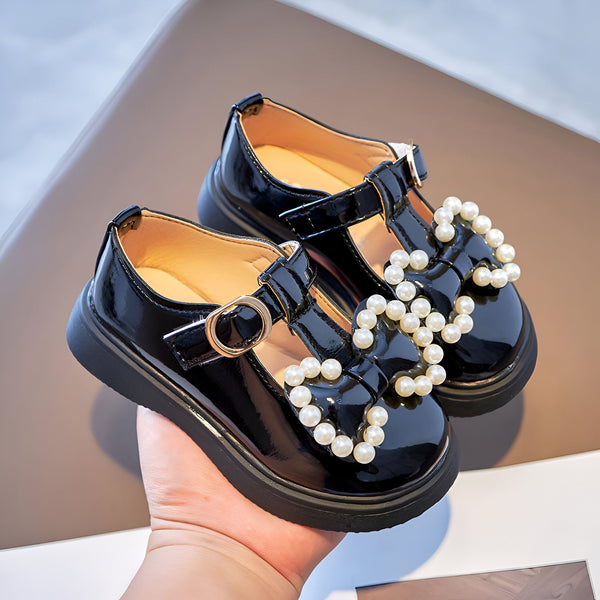 Chaussures vernies noires pour enfant avec bride et boucle dorée, ornées d'un nœud de perles blanches. Paire de chaussures élégantes et brillantes pour filles., 45287050772661,45287050805429,45287050838197,45287050870965,45287050903733,45287050936501,45287050969269,45287051002037,45287051034805,45287051067573,45287051100341,45287051133109,45287051165877,45287051198645,45287051231413,45287051264181,45287051296949,45287051329717,45287051362485,45287051395253,45287051428021,45287051460789,45287051493557