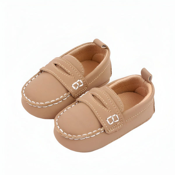 Chaussures de bébé marron clair de style mocassin. Les chaussures sont faites de cuir et ont des coutures blanches., 45287089143989,45287089176757,45287089209525