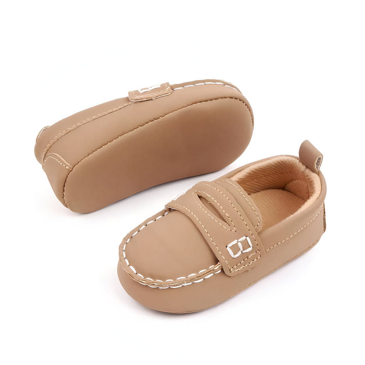 Mocassins pour bébé en cuir beige. Chaussures souples pour enfant, style classique. Couture blanche apparente., 45287089143989,45287089176757,45287089209525