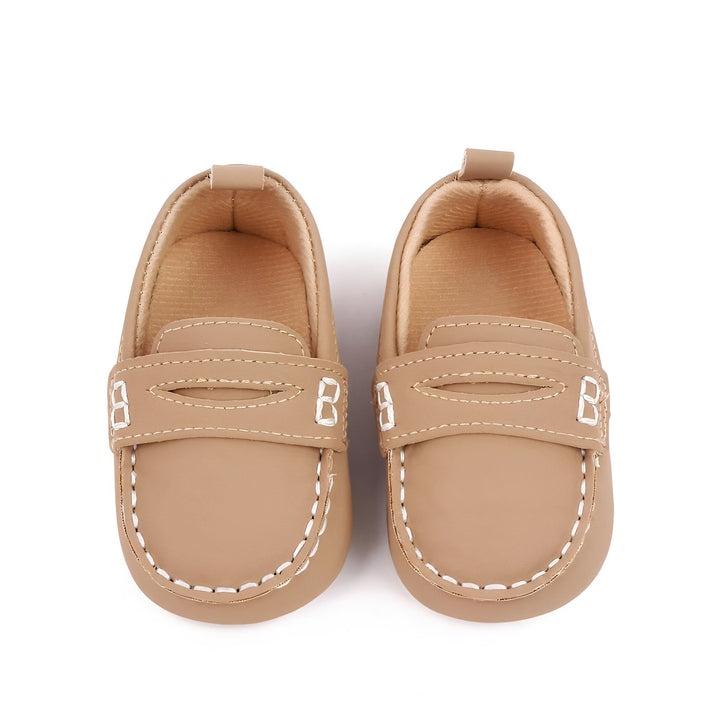 Paire de mocassins beiges pour bébé. Chaussures élégantes et confortables pour les premiers pas. Accessoires mode pour nourrisson., 45287089143989,45287089176757,45287089209525