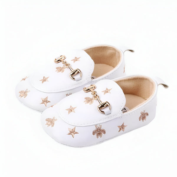 Chaussures de bébé blanches avec broderies dorées d'étoiles et d'abeilles. Détails dorés en forme de mors de cheval. Chaussons pour nouveau-né élégants et confortables., 45287069417653,45287069450421,45287069483189,45287069515957,45287069548725,45287069581493