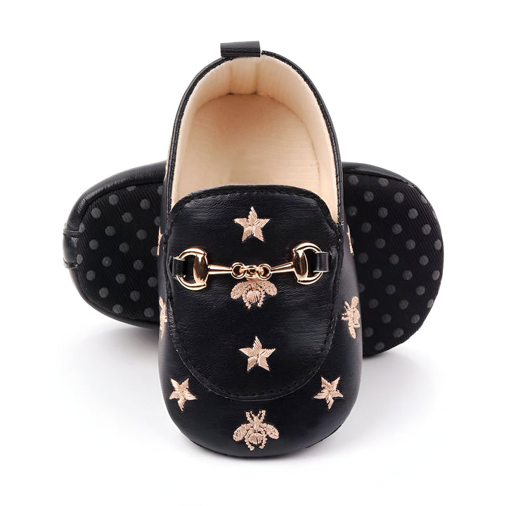 Chaussures de bébé noires avec détails dorés : étoiles, abeilles et mors de cheval. Semelles à pois pour une adhérence accrue. Chaussons élégants et confortables pour les petits pieds., 45287069417653,45287069450421,45287069483189,45287069515957,45287069548725,45287069581493