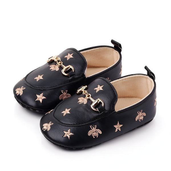Mocassins pour bébé noirs avec étoiles et abeilles dorées brodées, ornements dorés sur le dessus. Chaussures élégantes pour les premiers pas de bébé., 45287069417653,45287069450421,45287069483189,45287069515957,45287069548725,45287069581493