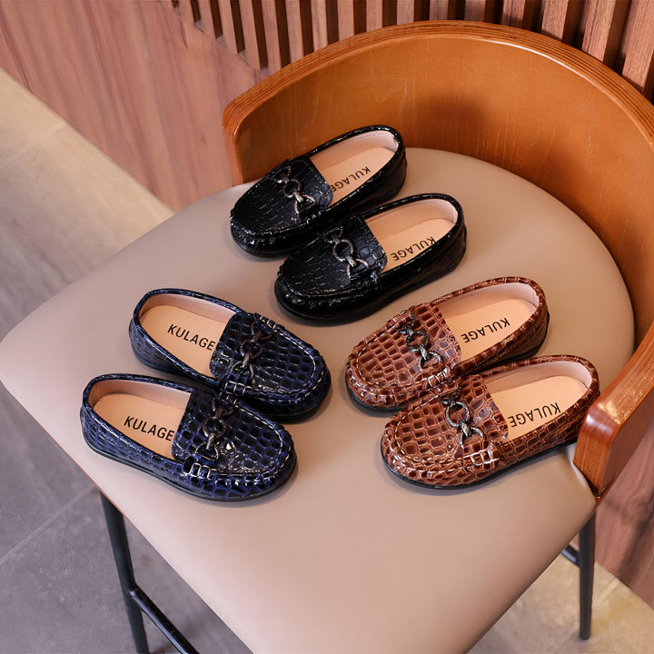 Mocassins pour enfants en cuir verni noir, bleu et marron, disposés sur une chaise. Chaussures élégantes pour garçons et filles., 45287067844789,45287067877557,45287067910325,45287067943093,45287067975861,45287068008629,45287068041397,45287068074165,45287068106933,45287068139701,45287068172469,45287068205237,45287068238005,45287068270773,45287068303541,45287068336309,45287068369077,45287068401845,45287068434613,45287068467381,45287068500149,45287068532917,45287068565685,45287068598453,45287068631221,4