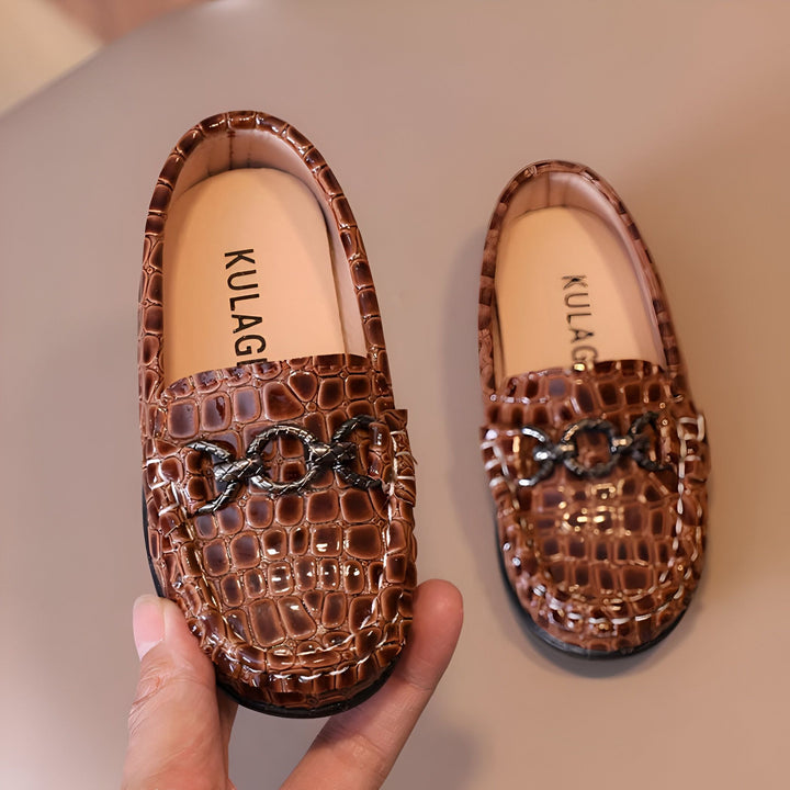 Mocassins marron en cuir verni motif crocodile pour enfant, avec une chaîne décorative en métal. Chaussures élégantes et confortables, marque KULAG., 45287067844789,45287067877557,45287067910325,45287067943093,45287067975861,45287068008629,45287068041397,45287068074165,45287068106933,45287068139701,45287068172469,45287068205237,45287068238005,45287068270773,45287068303541,45287068336309,45287068369077,45287068401845,45287068434613,45287068467381,45287068500149,45287068532917,45287068565685,4528706859