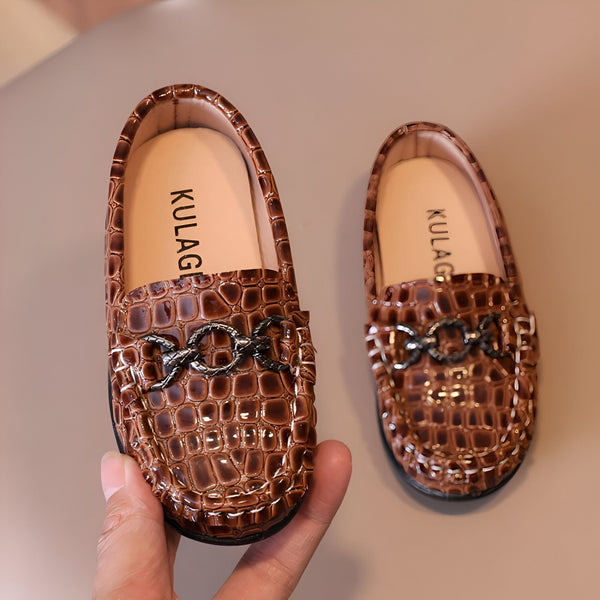Mocassins pour enfants marron imitation crocodile avec détail métallique sur le dessus. Chaussures élégantes de marque KULAGE., 45287067844789,45287067877557,45287067910325,45287067943093,45287067975861,45287068008629,45287068041397,45287068074165,45287068106933,45287068139701,45287068172469,45287068205237,45287068238005,45287068270773,45287068303541,45287068336309,45287068369077,45287068401845,45287068434613,45287068467381,45287068500149,45287068532917,45287068565685,45287068598453,45287068631221,452