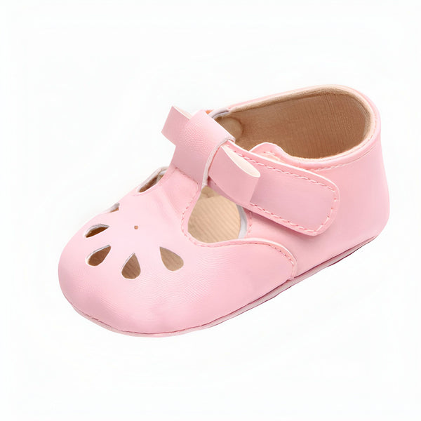 Chaussure bébé rose avec motif floral découpé et petit nœud. Chaussure pour enfant, style Mary Jane. Idéal pour nouveau-né ou baptême. Confort et élégance pour les premiers pas., 45286842990773,45286843023541,45286843056309,45286843089077,45286843121845,45286843154613,45286843187381,45286843220149,45286843252917,45286843285685,45286843318453,45286843351221,45286843383989,45286843416757,45286843449525,45286843482293,45286843515061,45286843547829