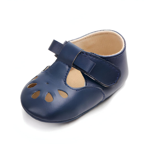 Chaussure de bébé bleue en cuir avec une bride à velcro. Elle a des découpes en forme de goutte sur le dessus. L'intérieur est beige., 45286842990773,45286843023541,45286843056309,45286843089077,45286843121845,45286843154613,45286843187381,45286843220149,45286843252917,45286843285685,45286843318453,45286843351221,45286843383989,45286843416757,45286843449525,45286843482293,45286843515061,45286843547829
