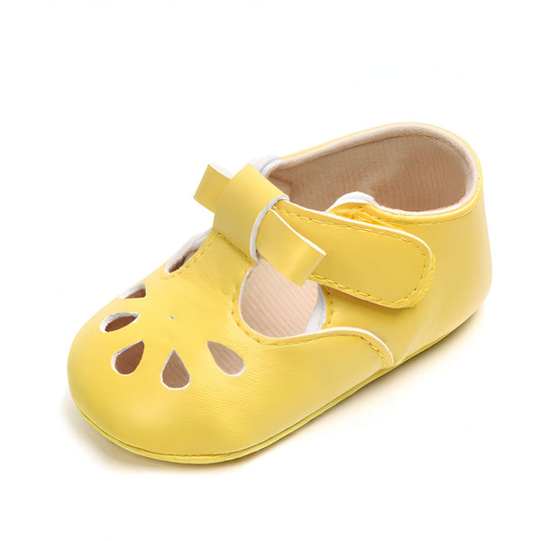 Chaussure pour bébé en cuir jaune avec une bride à boucle et des découpes décoratives en forme de gouttes. La chaussure est sur un fond blanc., 45286842990773,45286843023541,45286843056309,45286843089077,45286843121845,45286843154613,45286843187381,45286843220149,45286843252917,45286843285685,45286843318453,45286843351221,45286843383989,45286843416757,45286843449525,45286843482293,45286843515061,45286843547829
