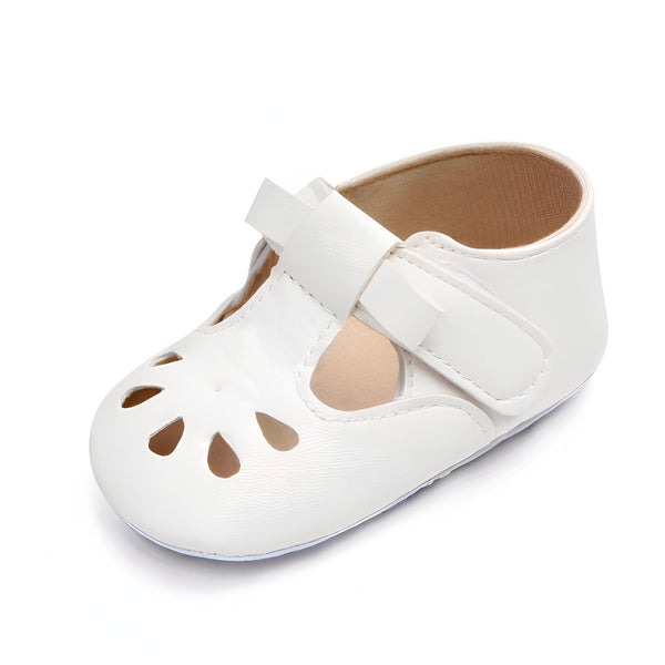 Chaussure de bébé blanche, style Mary Jane avec découpes décoratives à l'avant. Fermeture à bride velcro. Chaussure pour nourrisson, élégante et confortable., 45286842990773,45286843023541,45286843056309,45286843089077,45286843121845,45286843154613,45286843187381,45286843220149,45286843252917,45286843285685,45286843318453,45286843351221,45286843383989,45286843416757,45286843449525,45286843482293,45286843515061,45286843547829