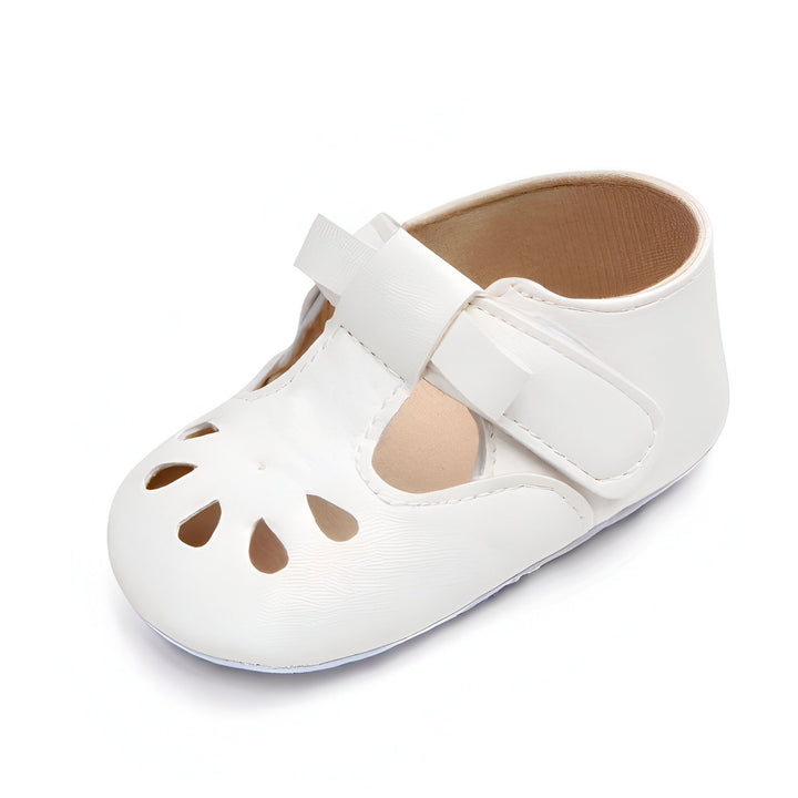 Chaussure de bébé blanche, style Mary Jane avec découpes décoratives à l'avant. Fermeture à bride velcro. Chaussure pour nourrisson, élégante et confortable., 45286842990773,45286843023541,45286843056309,45286843089077,45286843121845,45286843154613,45286843187381,45286843220149,45286843252917,45286843285685,45286843318453,45286843351221,45286843383989,45286843416757,45286843449525,45286843482293,45286843515061,45286843547829