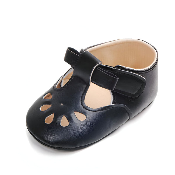 Chaussure de bébé noire, style salomé en cuir, avec une bride à scratch sur le dessus et des motifs ajourés en forme de fleur sur le devant. L'intérieur est beige clair. Idéale pour les premiers pas., 45286842990773,45286843023541,45286843056309,45286843089077,45286843121845,45286843154613,45286843187381,45286843220149,45286843252917,45286843285685,45286843318453,45286843351221,45286843383989,45286843416757,45286843449525,45286843482293,45286843515061,45286843547829