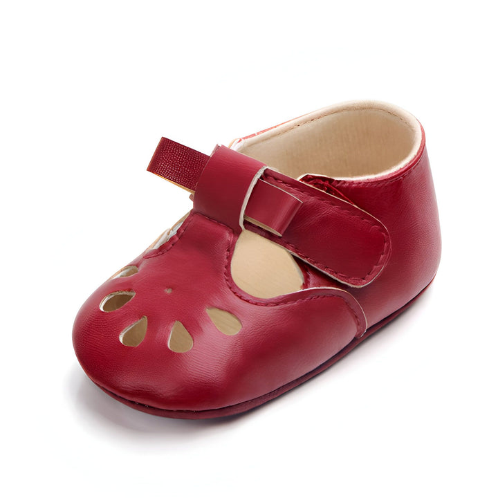 Chaussure de bébé rouge en cuir avec des motifs ajourés. Mignon escarpin pour les premiers pas, avec une bride et une boucle décorative. Idéal pour un cadeau de naissance., 45286842990773,45286843023541,45286843056309,45286843089077,45286843121845,45286843154613,45286843187381,45286843220149,45286843252917,45286843285685,45286843318453,45286843351221,45286843383989,45286843416757,45286843449525,45286843482293,45286843515061,45286843547829