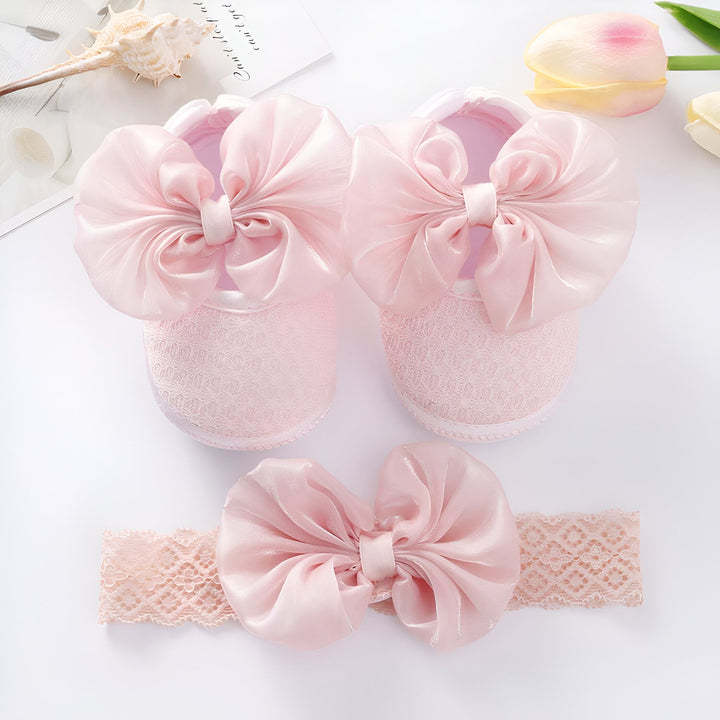 Chaussures de bébé roses et bandeau assorti avec noeud en satin. Ensemble pour nouveau-né élégant avec motifs délicats et détails floraux. Accessoires mode pour bébé fille., 45287070040245,45287070073013,45287070105781,45287070138549,45287070171317,45287070204085,45287070236853,45287070269621,45287070302389,45287070335157,45287070367925,45287070400693