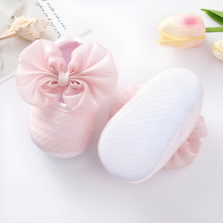 Chaussures de bébé roses à nœud papillon sur fond blanc avec fleurs et coquillage. Chaussons élégants pour nouveau-né, cadeau de naissance idéal. Mode infantile, douceur et confort., 45287070040245,45287070073013,45287070105781,45287070138549,45287070171317,45287070204085,45287070236853,45287070269621,45287070302389,45287070335157,45287070367925,45287070400693
