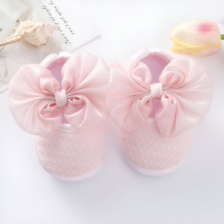 Chaussures de bébé roses avec de grands nœuds en satin, coquillage et tulipe sur fond blanc. Idéal pour cadeaux de naissance ou baptêmes de petites filles. Accessoires élégants pour nouveau-nés., 45287070040245,45287070073013,45287070105781,45287070138549,45287070171317,45287070204085,45287070236853,45287070269621,45287070302389,45287070335157,45287070367925,45287070400693
